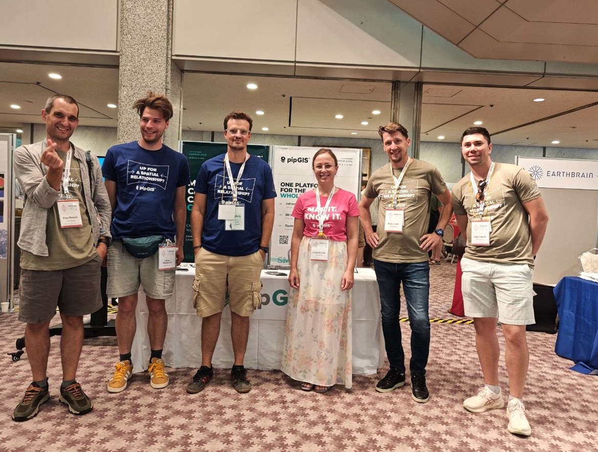 pipGIS tim ispred izložbenog prostora na konferenciji